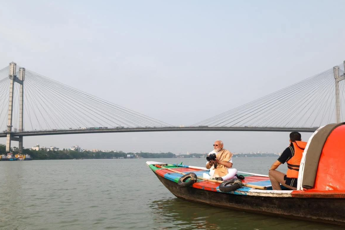 Narendra Modi Ganga Visit at Babughat interacting with boatmen during early morning